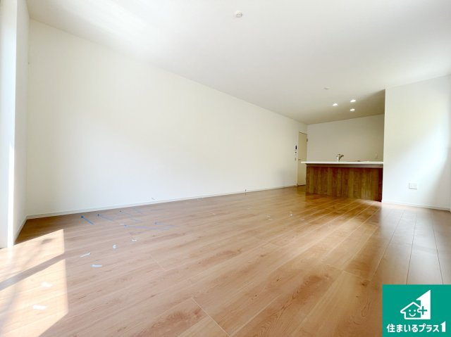 高槻市東五百住町　第1期　新築一戸建ての居間・リビング|日当たり良好の明るいリビングで朝の目覚めもスッキリできそう！対面キッチンでご家族のコミュニケーションも自然と増える設計！小さなお子様が遊ぶスペースを作っても広々とくつろげるLDK！