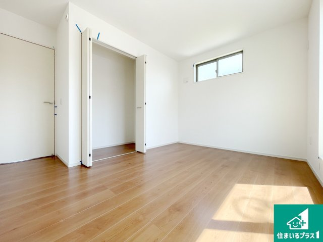 高槻市東五百住町　第1期　新築一戸建ての洋室|収納スペースが充実しているので子供の成長に合わせてたくさん収納ができます！家族構成に合わせた様々な活用ができる収納！