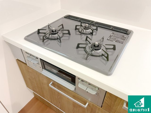 高槻市東五百住町　第1期　新築一戸建ての設備|ダブル高火力Ｓｉセンサー付きコンロ！３口あるので、まとめて料理をする時も大活躍！