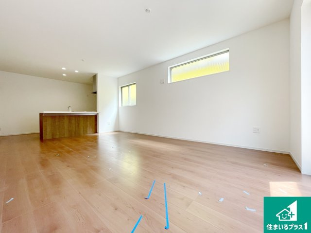 高槻市東五百住町　第1期　新築一戸建ての居間・リビング|日当たり良好の明るいリビングで朝の目覚めもスッキリできそう！対面キッチンでご家族のコミュニケーションも自然と増える設計！小さなお子様が遊ぶスペースを作っても広々とくつろげるLDK！