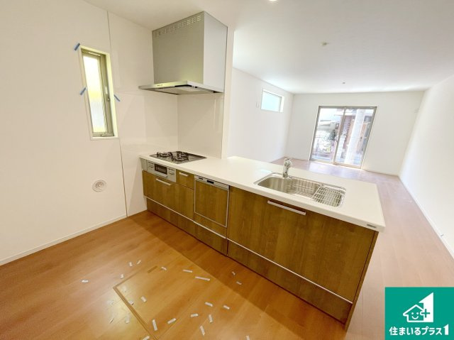 高槻市東五百住町　第1期　新築一戸建てのキッチン|子供を見守りながらお料理が出来るため家族のコミュニケーションか増えます♪スペースが広く確保されている為お子様が大きくなったときは一緒に料理を楽しめます♪