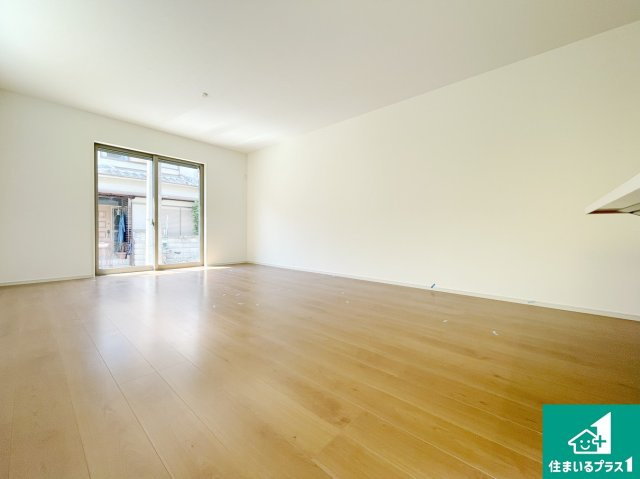 高槻市東五百住町　第1期　新築一戸建ての居間・リビング|明るいリビングで朝の目覚めもスッキリできそう！対面キッチンでご家族のコミュニケーションも自然と増える設計！小さなお子様が遊ぶスペースを作っても広々とくつろげるLDK！