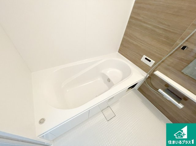 高槻市東五百住町　第1期　新築一戸建ての浴室|足をゆったり伸ばして寛げる浴槽です。窓が設けられていますので差し込む光が明るく穏やかな雰囲気にしてくれます♪浴室乾燥機も設置しているので、雨の日の洗濯物も安心です♪