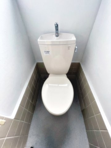 宝塚市平井２丁目のアパートのトイレ|ゆったりとした空間のトイレです