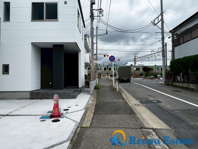 新築戸建の前面道路含む現地写真