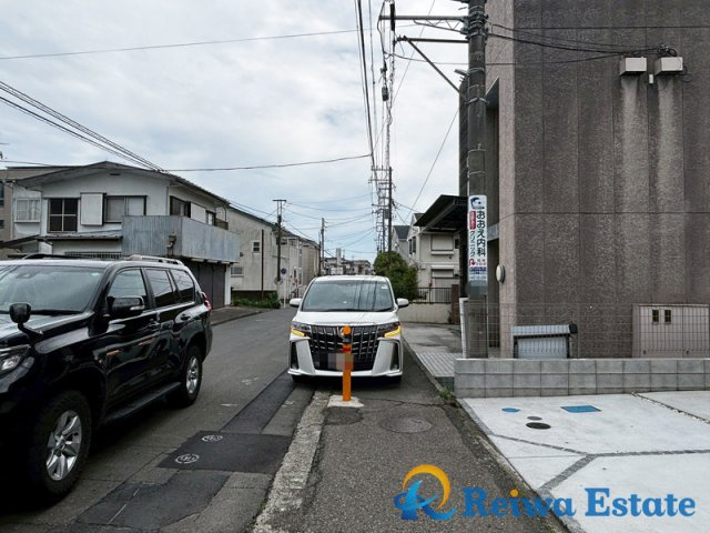 新築戸建の前面道路含む現地写真