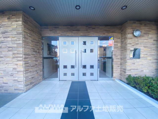 サンクレイドル日野の外観|【Welcome】
◆ウェルカム◆帰路につきタイルの上を歩き抜けるとそこには「サンクレイドル日野」のエントランス。意匠性高くさり気なく気品ですら感じられる。これが「サンクレイドル」のpride