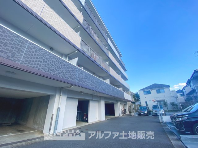 サンクレイドル日野の駐車場