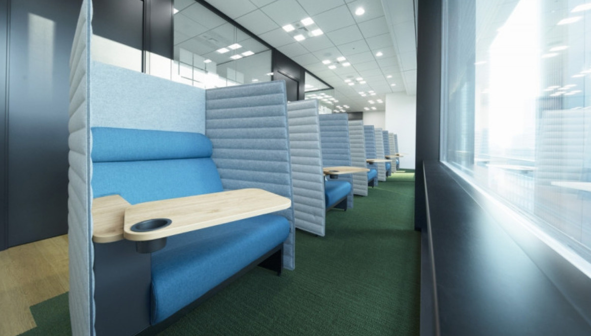 クロスオフィス日比谷のロビー