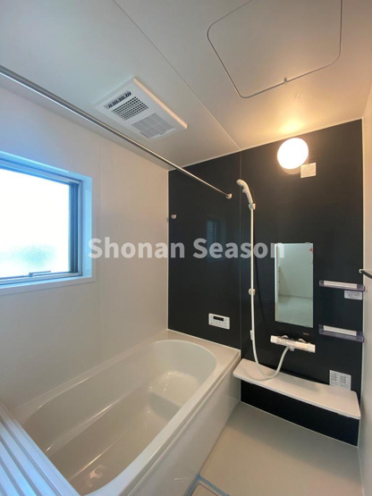 【浴室】 | 差し湯をせずに湯がすぐ温め直せる「追い炊き機能」を搭載！
家族お風呂時間がバラバラでも、安心ですね♪