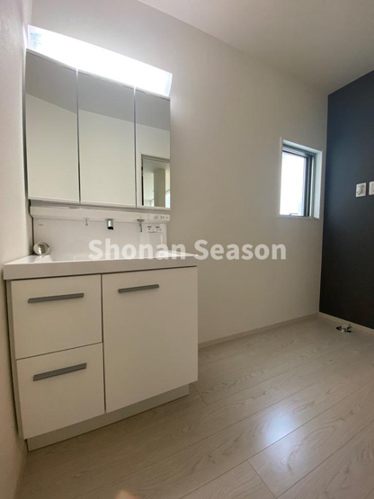 【独立洗面台】 | ミラー裏部分にもたっぷり収納スペースを確保◎
シャワータイプでお掃除が手軽です♪