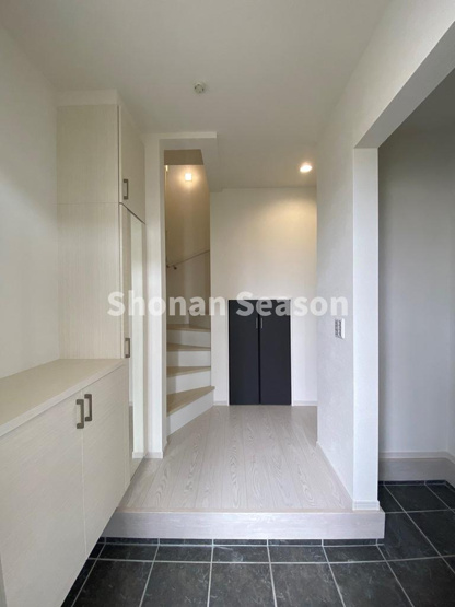 【玄関】 | 玄関には大型「SIC」を完備◎
ベビーカー・アウトドア用品の収納に一役買ってくれますよ♪