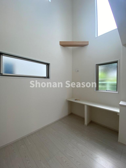 【居間・リビング】 | 開放感あふれる吹き抜けリビングには、あると便利なカウンターを設置◎
家具を買い足す必要なく、欲しかったスペースが作れますよ♪