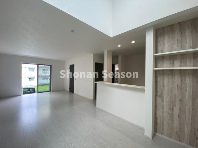 【居間・リビング】 | 家族が集まるリビングがお気に入りの空間に！
見せる収納が楽しめる収納棚を完備しました♪