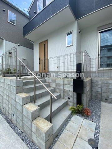 【外観】 | 通行人との視線の高さを変えるアプローチ階段◎
プライバシーが守れますよ♪