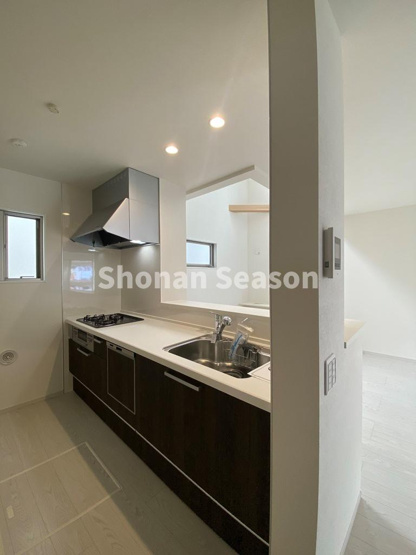 【キッチン】 | リビング全体を見渡せる対面キッチン◎
広がる空間に目が行き届くので、コミュニケーションが取りやすくなりますよ♪