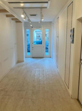 平野町4丁目路面店舗の内装|内装は落ち着いています