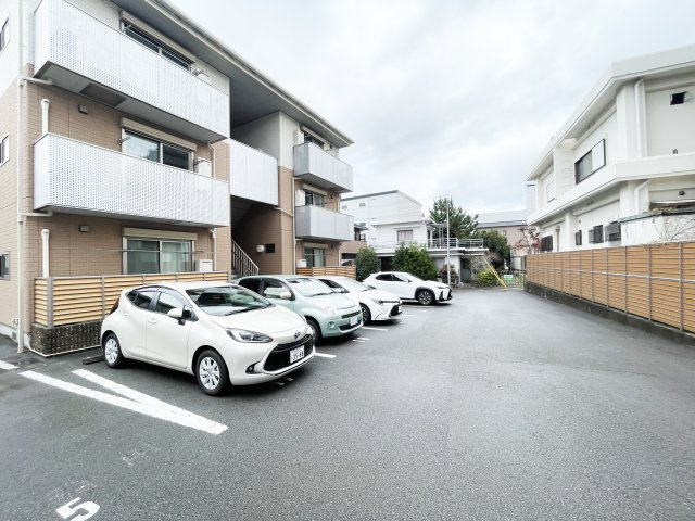徳島市佐古六番町の賃貸マンションの駐車場