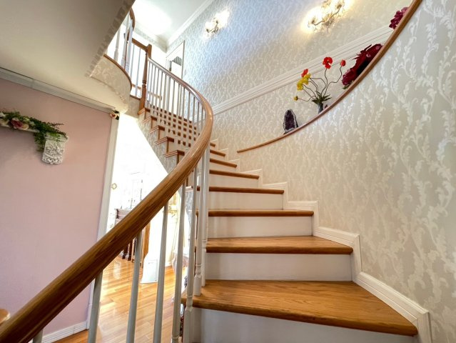 練馬区大泉学園町４丁目　中古一戸建　西武池袋線　大泉学園のその他|建物の中心に位置する螺旋階段は、照明とクラシカルな壁紙が調和し、まるで洋館のような上質な空間を演出します。吹き抜けの開放感があり、毎日の暮らしに華やぎを添える美しいデザインです。