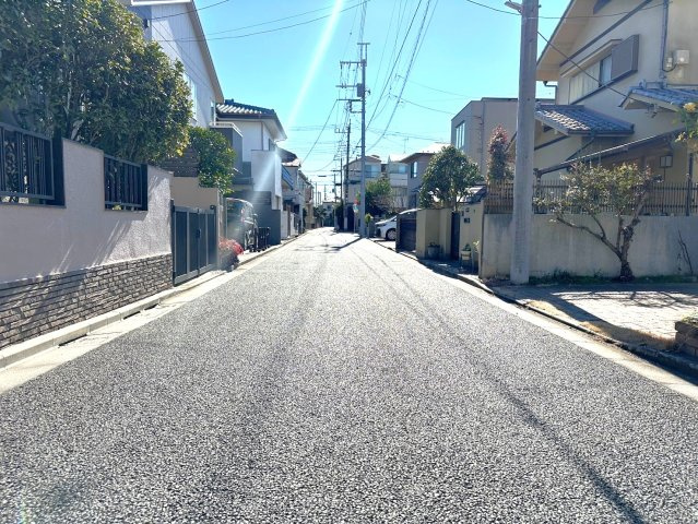 練馬区大泉学園町４丁目　中古一戸建　西武池袋線　大泉学園の前面道路含む現地写真|前面道路は、約5ｍと広々と見晴らしの良い道路となっております