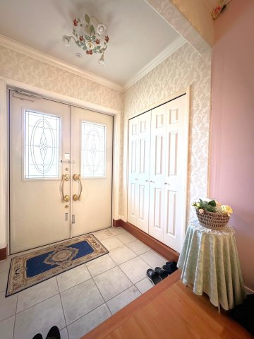 練馬区大泉学園町４丁目　中古一戸建　西武池袋線　大泉学園の玄関|広々としたゆとりのある玄関。訪れた人を迎えてくれる、上品な雰囲気を演出。豊富な収納スペースもあり、機能性とデザイン性を兼ね備えた玄関です。