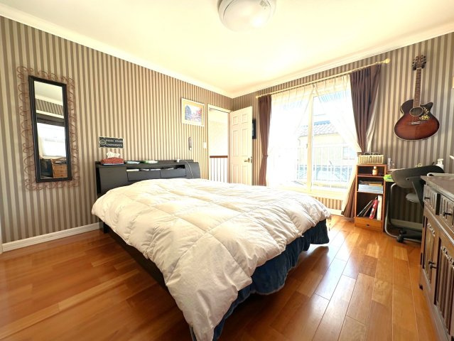 練馬区大泉学園町４丁目　中古一戸建　西武池袋線　大泉学園の寝室|約8.3帖のゆとりある洋室。大きな窓から自然光がたっぷり差し込み、明るく開放的な空間です。ストライプのアクセントクロスが上品な雰囲気を感じられます。