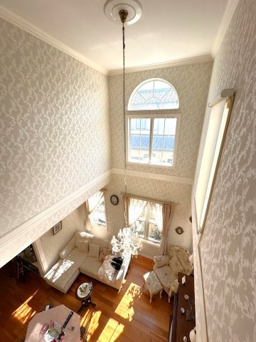 練馬区大泉学園町４丁目　中古一戸建　西武池袋線　大泉学園のその他|リビングは、吹き抜けから明るい採光が差込、明るく風通しの良い室内となっております。