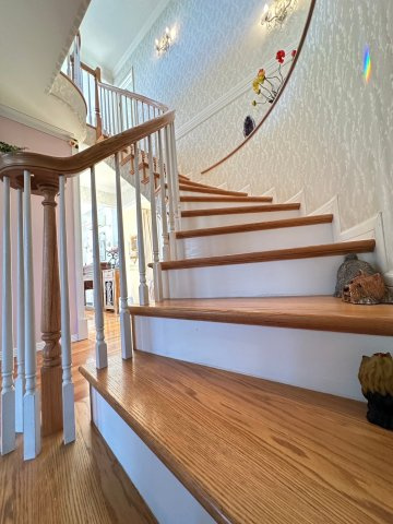 練馬区大泉学園町４丁目　中古一戸建　西武池袋線　大泉学園の内装|建物の中心に位置する螺旋階段は、照明とクラシカルな壁紙が調和し、まるで洋館のような上質な空間を演出します。吹き抜けの開放感があり、毎日の暮らしに華やぎを添える美しいデザインです。