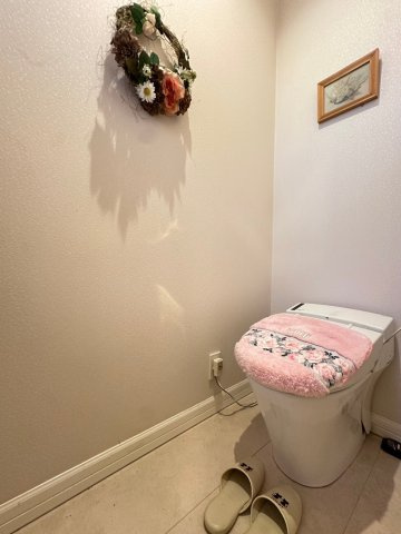 練馬区大泉学園町４丁目　中古一戸建　西武池袋線　大泉学園のトイレ|白を基調とした、清潔感のあるトイレとなっております。
2箇所に設置しております！！