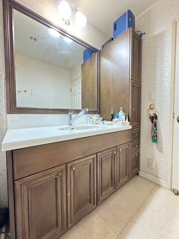 練馬区大泉学園町４丁目　中古一戸建　西武池袋線　大泉学園の独立洗面台|大型鏡が特徴の洗面台は、収納が豊富で、美しさと機能が調和して素敵な空間を演出しています。