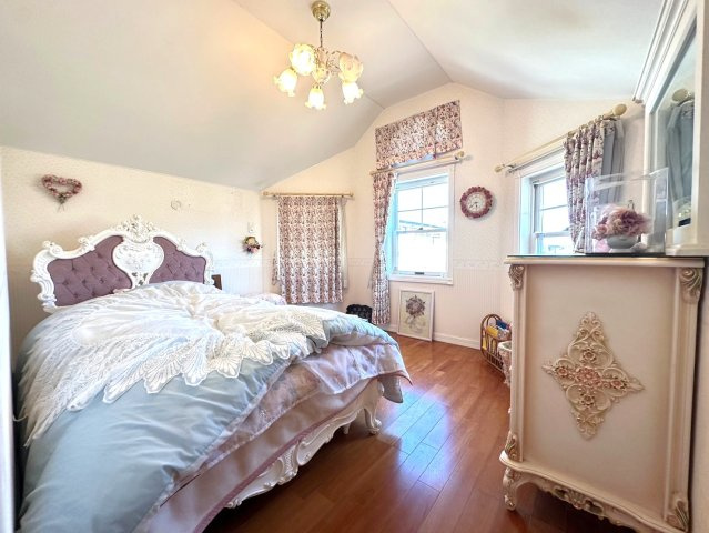 練馬区大泉学園町４丁目　中古一戸建　西武池袋線　大泉学園の洋室|勾配天井が生み出す開放感と、窓から差し込む柔らかな光が心地よい、特別なプライベート空間です。