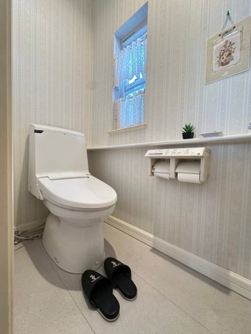 練馬区大泉学園町４丁目　中古一戸建　西武池袋線　大泉学園のトイレ|白を基調とした、清潔感のあるトイレとなっております。
2箇所に設置しております！！