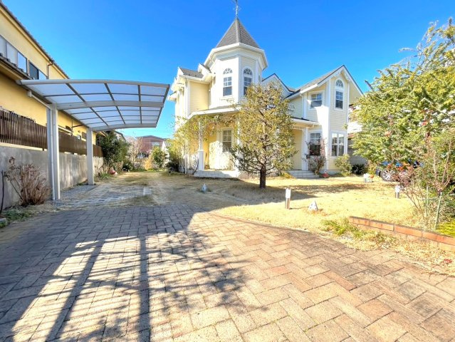 練馬区大泉学園町４丁目　中古一戸建　西武池袋線　大泉学園の駐車場|大きな敷地に佇む
クィーン・アン様式の家
カースペースは、4台分のスペースがあります。