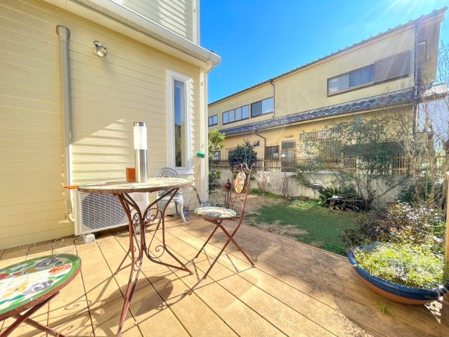 練馬区大泉学園町４丁目　中古一戸建　西武池袋線　大泉学園のバルコニー|陽だまりのウッドデッキで、贅沢なひとときを。まるでヨーロッパのカフェのような雰囲気を演出します。お庭の緑を眺めながら、朝食やティータイムを楽しむのにぴったりな空間です。