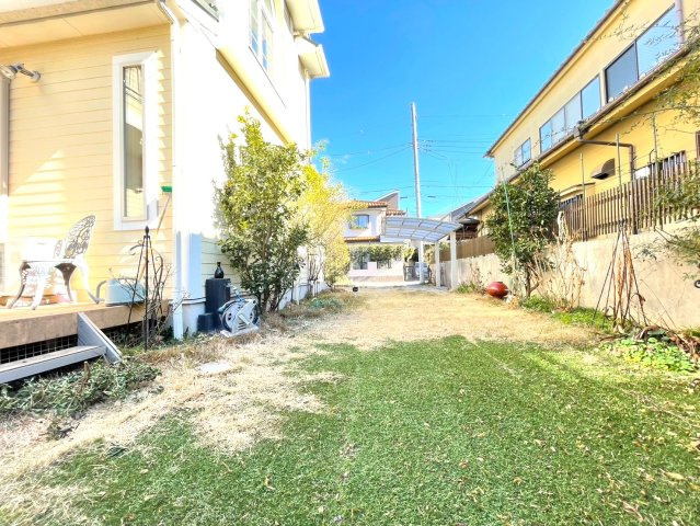 練馬区大泉学園町４丁目　中古一戸建　西武池袋線　大泉学園の庭|広々としたプライベートガーデンが魅力の一邸。ウッドデッキとつながる開放的な空間で、ガーデニングや家庭菜園、子どもやペットと遊ぶスペースとしても最適です。