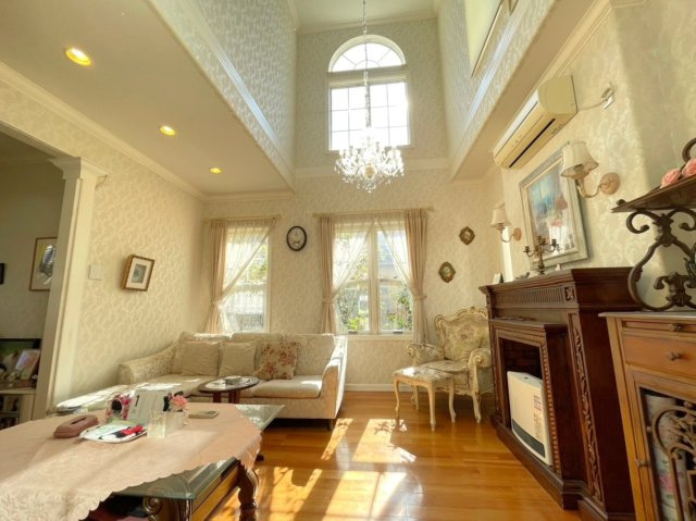 練馬区大泉学園町４丁目　中古一戸建　西武池袋線　大泉学園の居間・リビング|シャンデリアが輝く、開放感あふれる吹き抜けリビング。高い天井と大きな窓から降り注ぐ採光が、室内を明るく心地よい空間に演出します。
くつろぎの時間をより特別なものにしてくれます。