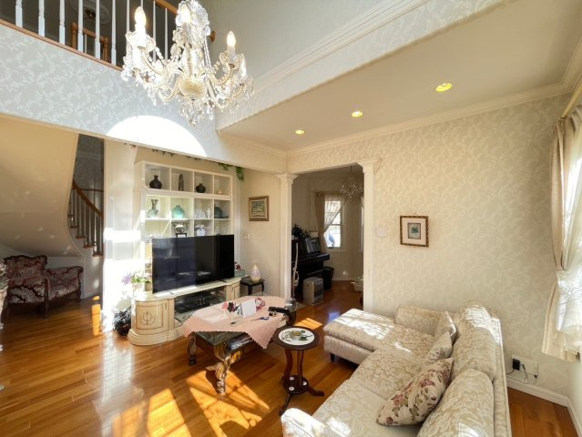 練馬区大泉学園町４丁目　中古一戸建　西武池袋線　大泉学園の居間・リビング|リビングは、吹き抜けから明るい採光が差込、明るく風通しの良い室内となっております。