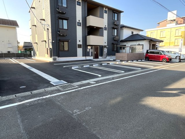 アクシスの駐車場