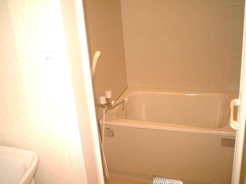 ティファニーの浴室|明るいお風呂です♪