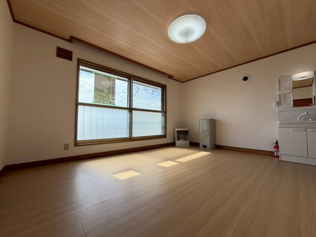 釧路市大楽毛西２丁目のアパートの居間・リビング