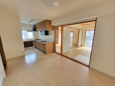 【居間・リビング】 | サンライズ東雲A棟 | 中心にダイニングキッチン