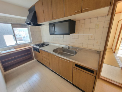 【キッチン】 | サンライズ東雲A棟 | 窓のあるキッチンで換気もできます