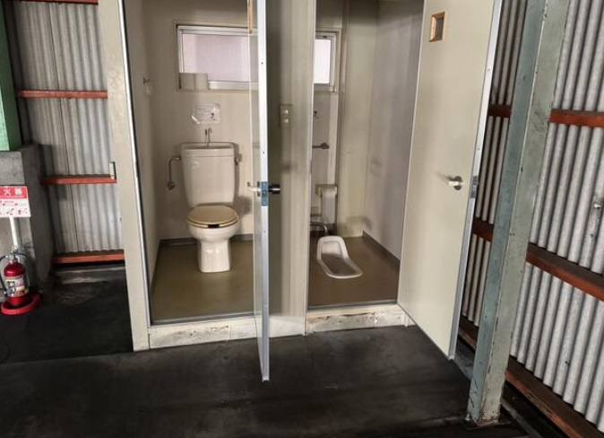 武蔵村山市伊奈平１丁目の倉庫のトイレ