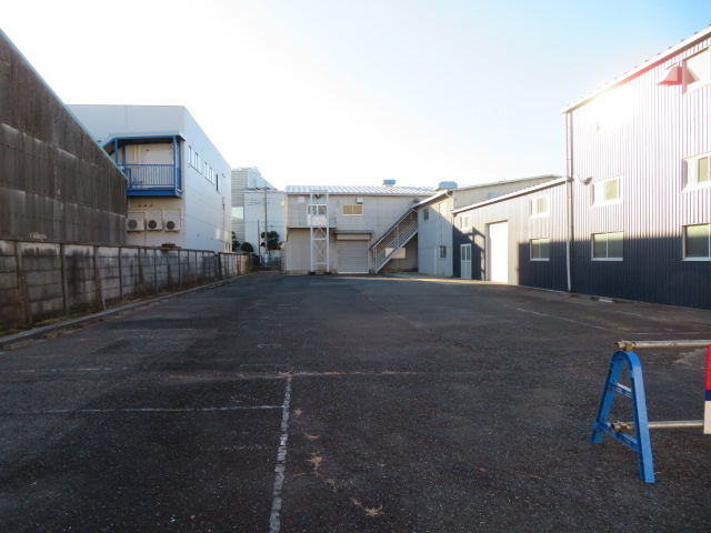 武蔵村山市伊奈平１丁目の倉庫の駐車場