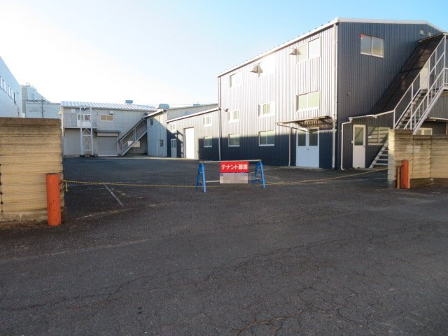 武蔵村山市伊奈平１丁目の倉庫の駐車場