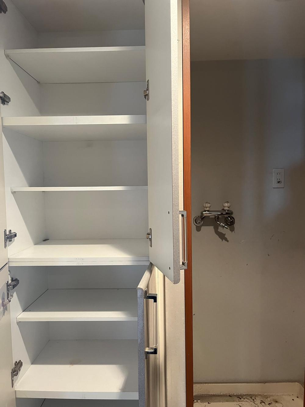 プラネスーペリア香里の設備|脱衣所収納　洗濯機置き場
■物件内覧・資金計画相談・住宅ローン相談、リフォーム相談、お問合せ受付中■
※当日・翌日のご内覧、ご相談はお電話でのお問合せがスムーズです！