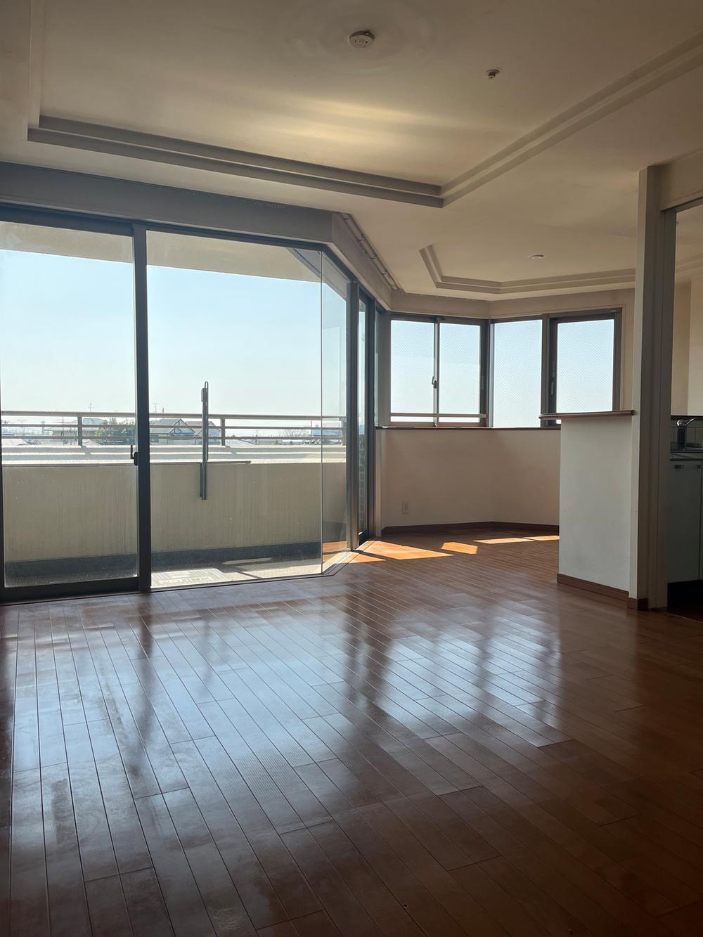 プラネスーペリア香里の居間・リビング|LDK17帖
■物件内覧・資金計画相談・住宅ローン相談、リフォーム相談、お問合せ受付中■
※当日・翌日のご内覧、ご相談はお電話でのお問合せがスムーズです！