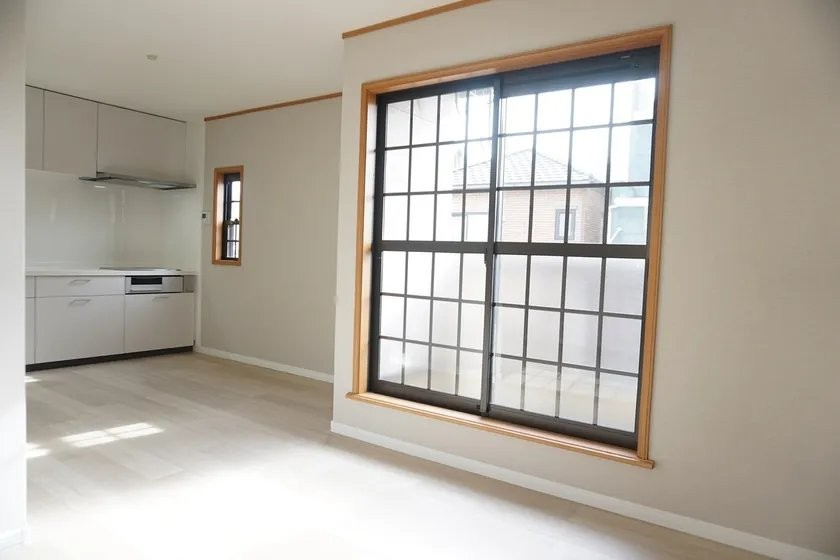 二丁通町　中古一戸建ての居間・リビング|LDK18.0帖　南向き窓で陽当たり良好
■物件内覧・資金計画相談・住宅ローン相談、リフォーム相談、お問合せ受付中■
※当日・翌日のご内覧、ご相談はお電話でのお問合せがスムーズです！