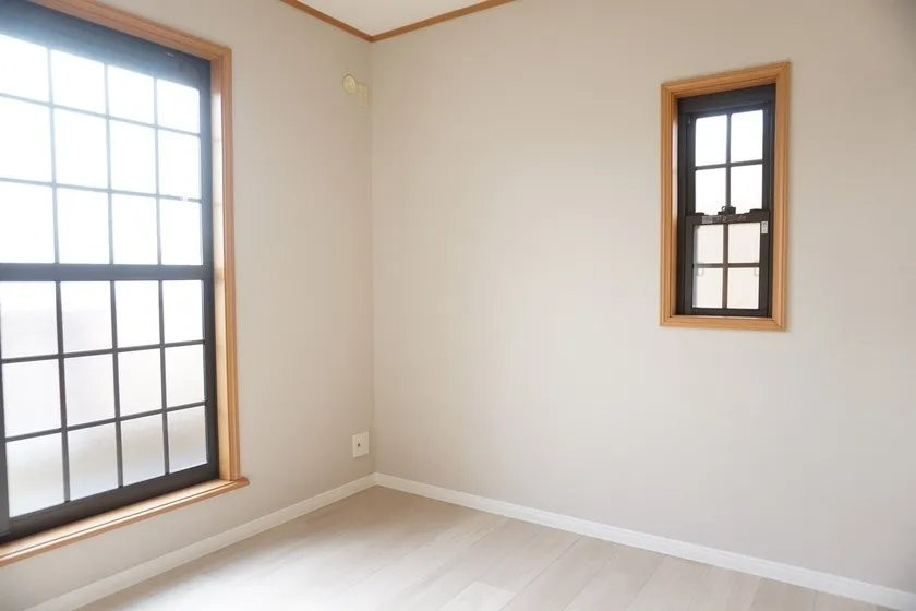 二丁通町　中古一戸建ての洋室|洋室6.0帖　バルコニー
■物件内覧・資金計画相談・住宅ローン相談、リフォーム相談、お問合せ受付中■
※当日・翌日のご内覧、ご相談はお電話でのお問合せがスムーズです！