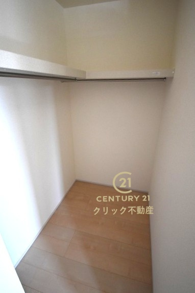 リーブルガーデン  水戸市見川　第14　1の収納|人気のウォークインクローゼット配備。服だけでなく、帽子やバッグなどもまとめて管理することができます。おしゃれが楽しくなりますね♪